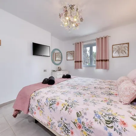 Brisas Complex, 104